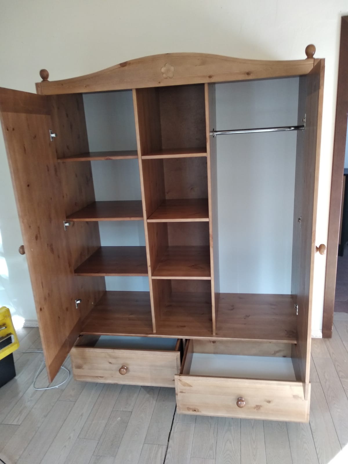 Шкаф 3 створчатый белый Бетти 3-ств №6