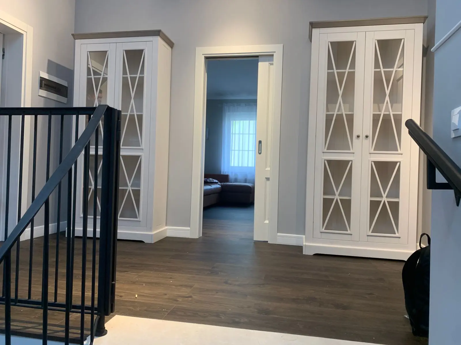 Витрина Форест  с двумя стеклянными дверями белый воск/серый