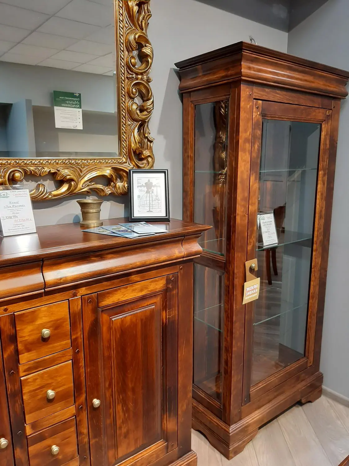 Шкаф с витриной Луи Филипп, стекло ОВ 01 (ручка слева)