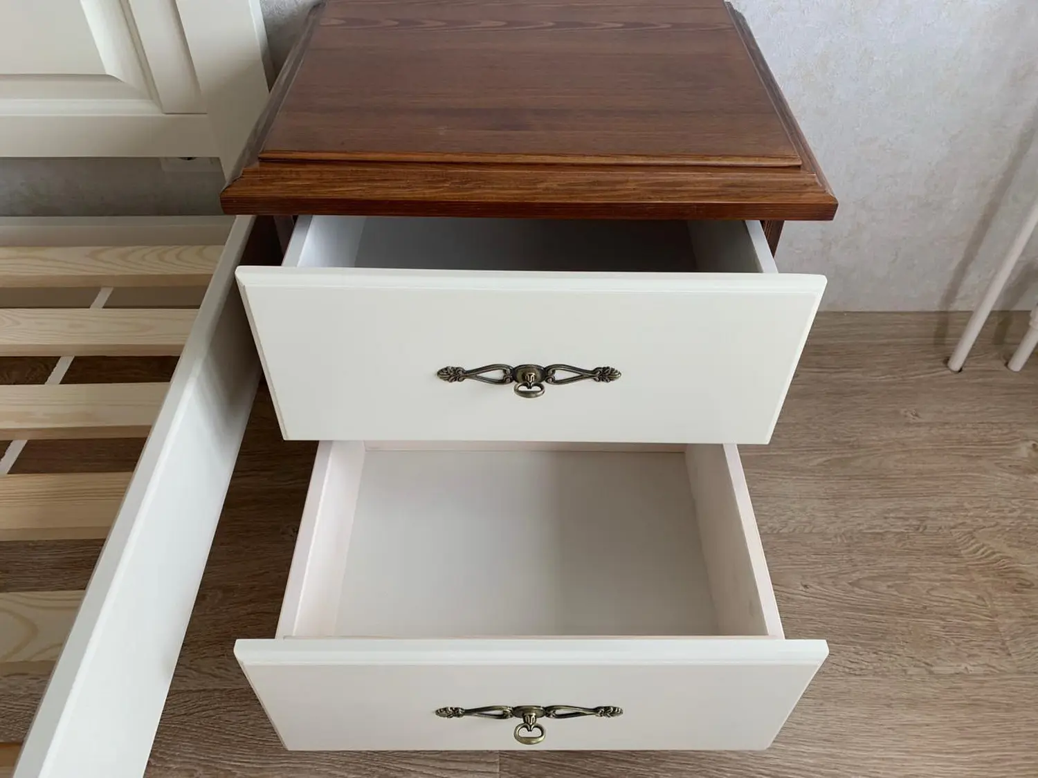 Тумба Брусно прикроватная 1.20.01