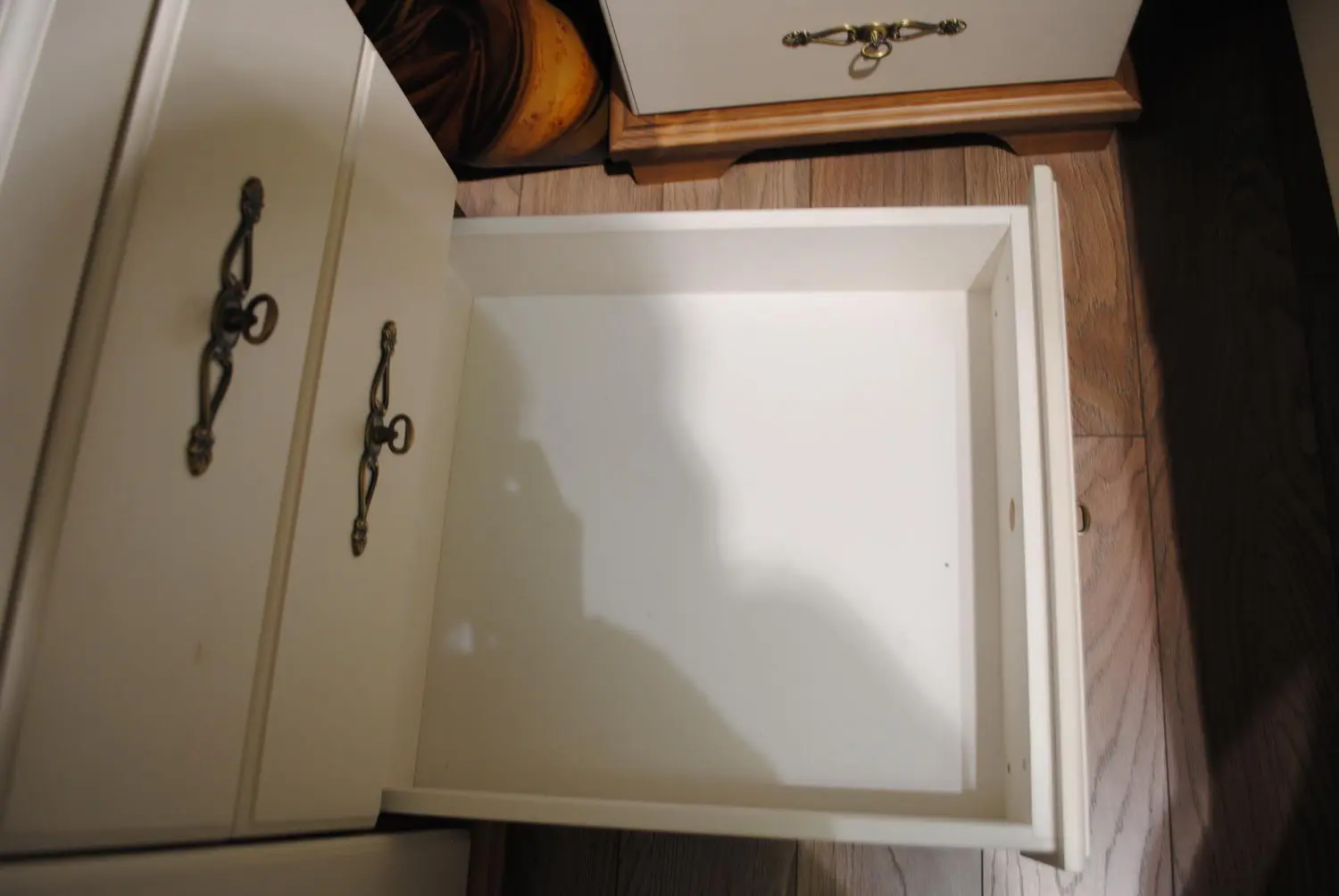 Шкаф белый с 3 ящиками Брусно 2-створчатый с ящиками слева 3.24.01