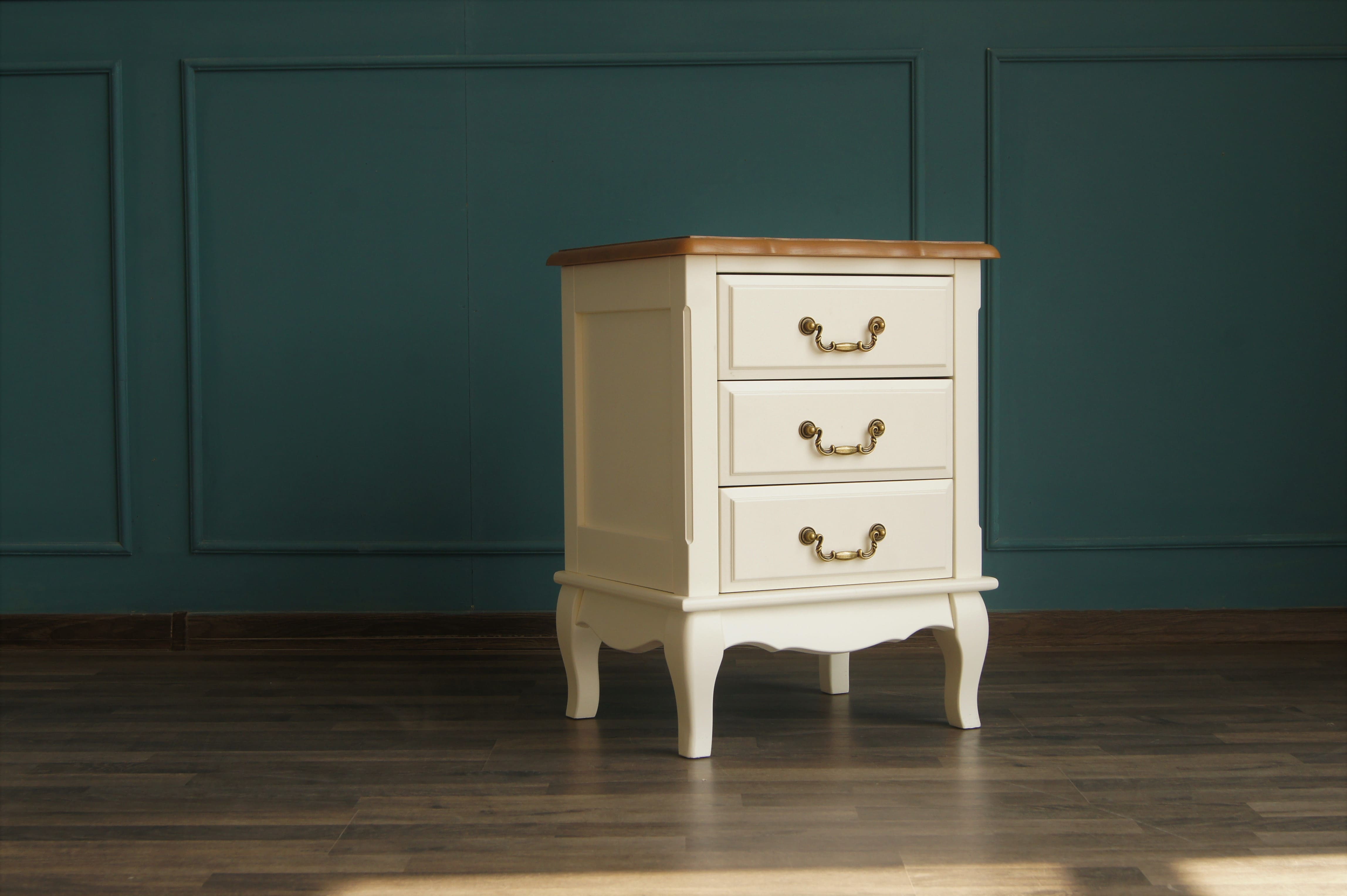 Прикроватная тумба Leontina на три ящика