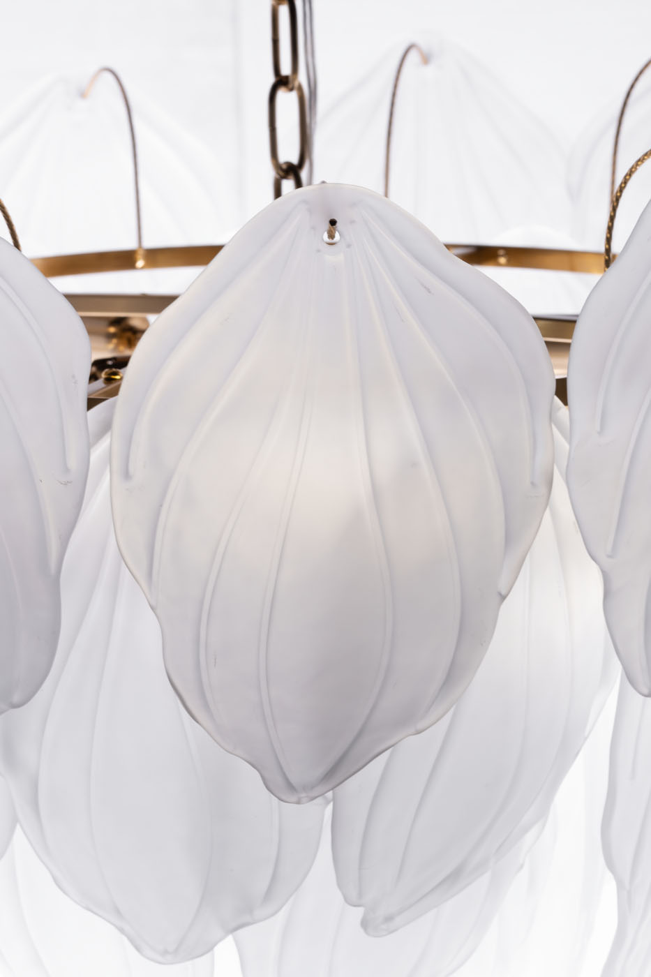 62GDW-8903-600M Люстра Swan матовые лепестки d60см h55см