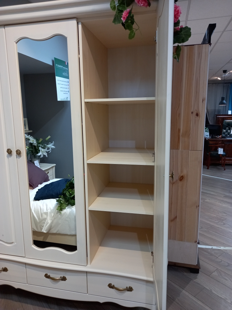 Шкаф 3 ящика ЛеБо 3-дверный с зеркалом