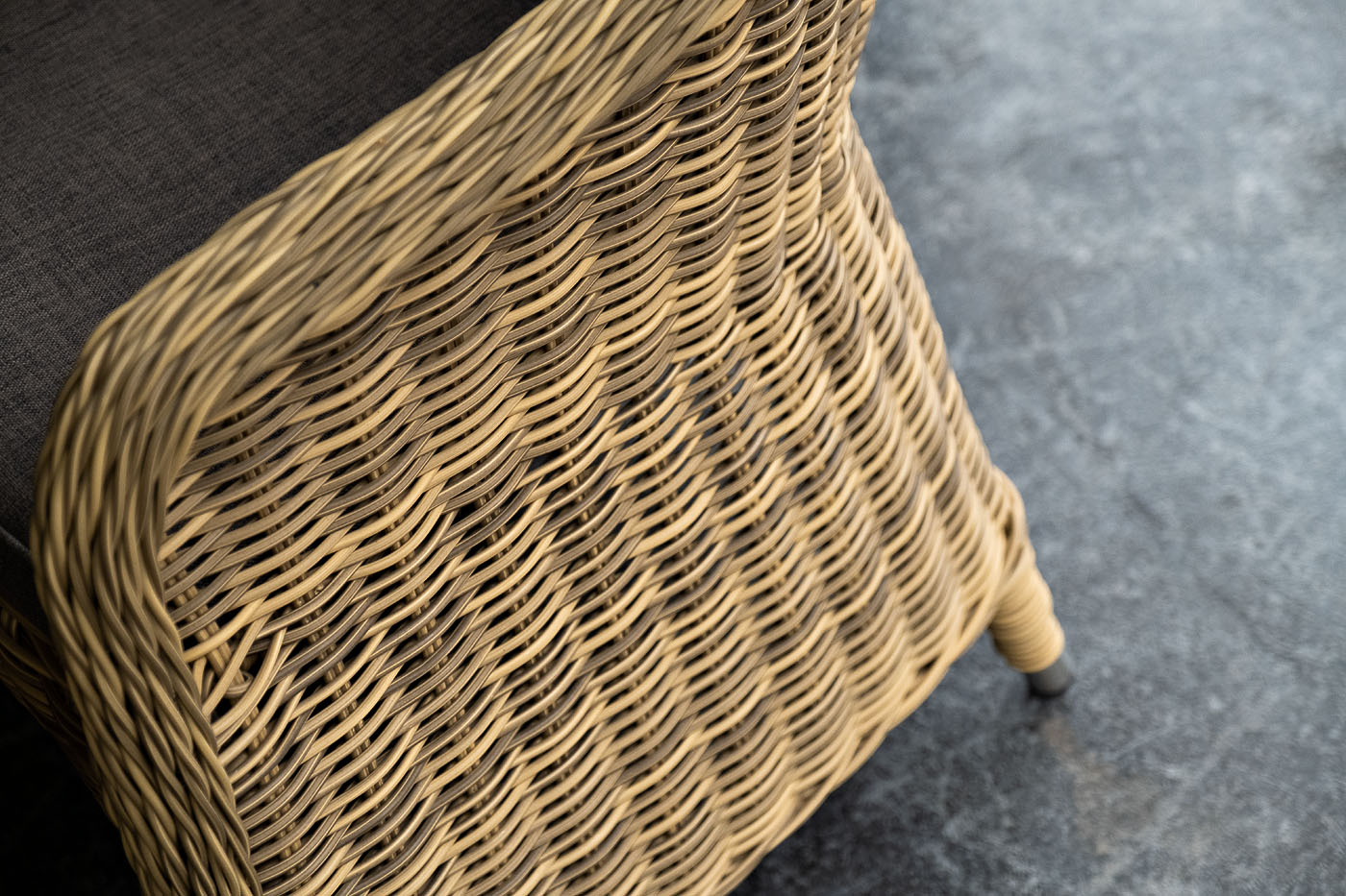 "Равенс" плетеное кресло из искусственного ротанга, цвет соломенный с серой подушкой